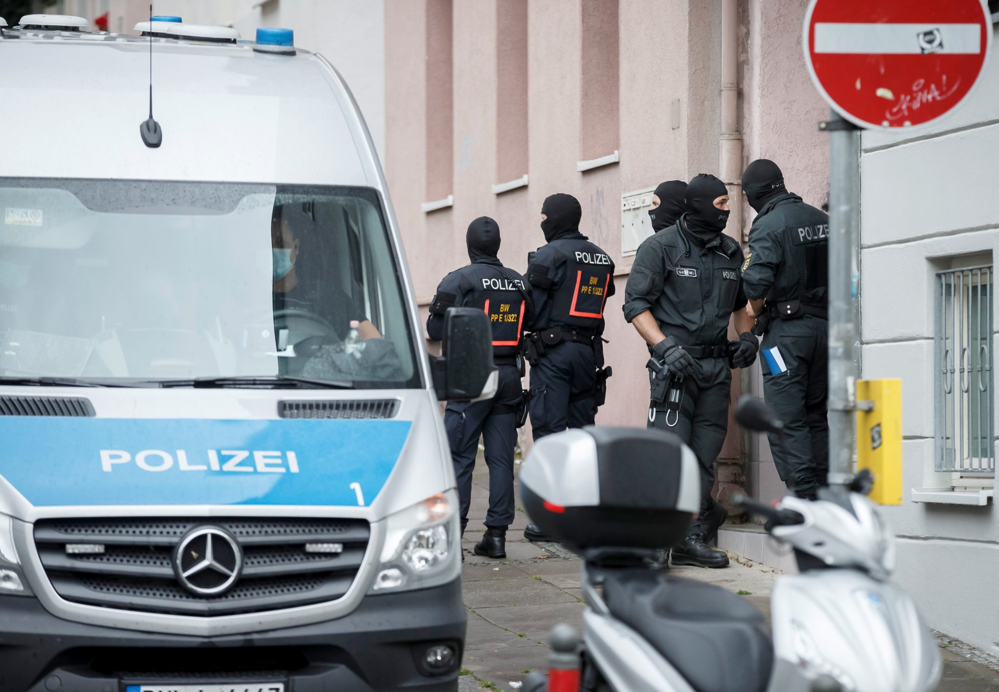 Polizisten durchsuchen die Wohnung eines Verdächtigen in Stuttgart Foto: picture alliance/Julian Rettig/dpa