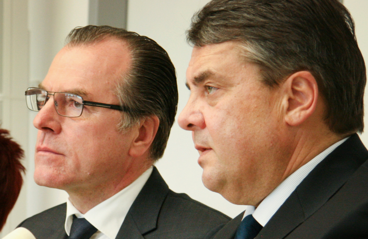 Der damalige Bundeswirtschaftsminister Sigmar Gabriel (SPD) (r.) und der Fleischfabrikant Clemens Tönnies (l.) (Archivbild) Foto: picture alliance/---/dpa