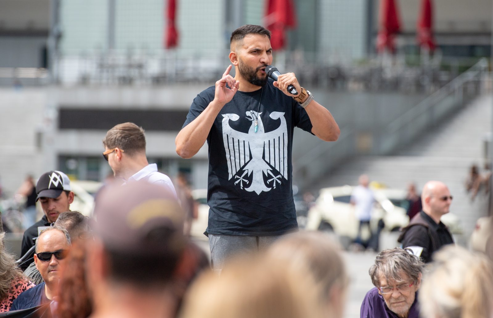 Der Vegan-Koch Attila Hildmann spricht während einer Kundgebung gegen die Corona-Maßnahmen in Berlin Foto: picture alliance/Christophe Gateau/dpa