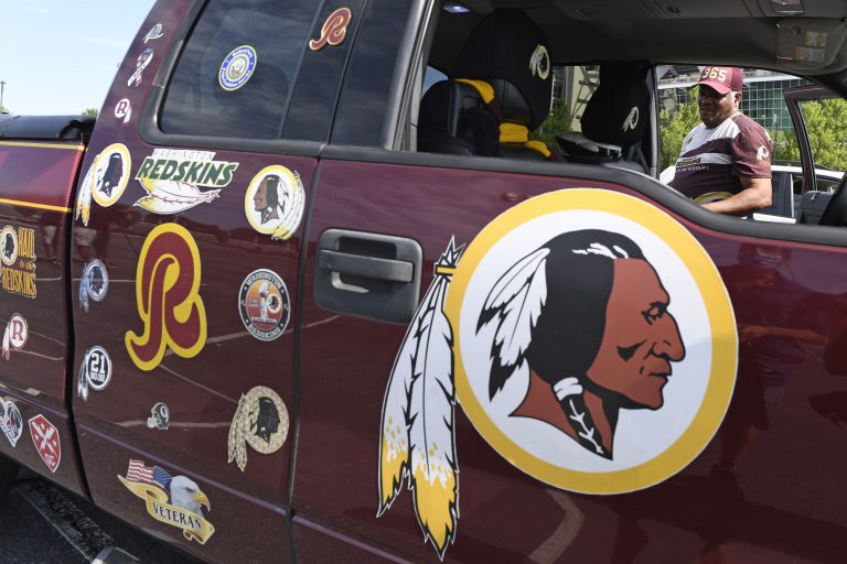Das bisherige Logo der Washington Redskins prangt auf einem Auto Foto: picture alliance / AP Photo