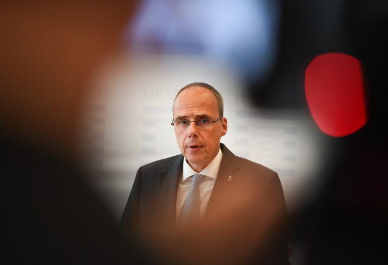 Der hessische Innenminister Peter Beuth (CDU) kündigt eine Untersuchung der Vorgänge um Datenabfragen von Dienstrechnern im Zusammenhang mit Drohmails an Foto: picture alliance/Arne Dedert/dpa