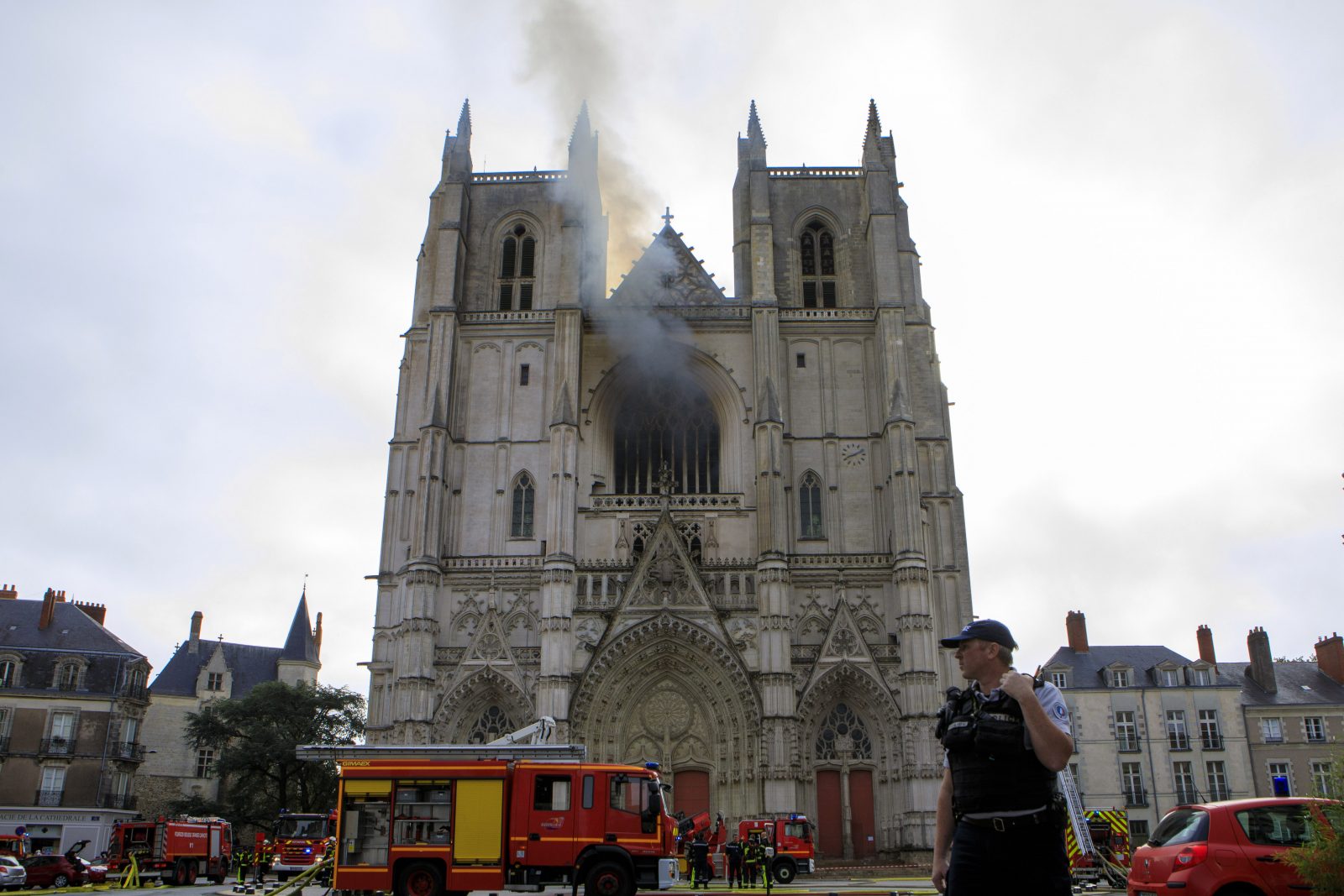 Rauch steigt aus der Kathedrale von Nantes Foto: picture alliance / AP Photo