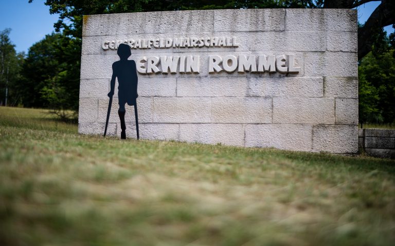 Die neue Skulptur steht direkt vor dem Rommel-Denkmal in Heidenheim Foto: picture alliance/Christoph Schmidt/dpa