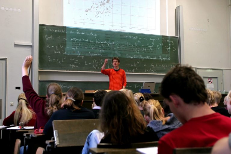 Studenten folgen einer Mathematikvorlesung an der Universität Bonn (Archivbild) Foto: picture alliance/JOKER