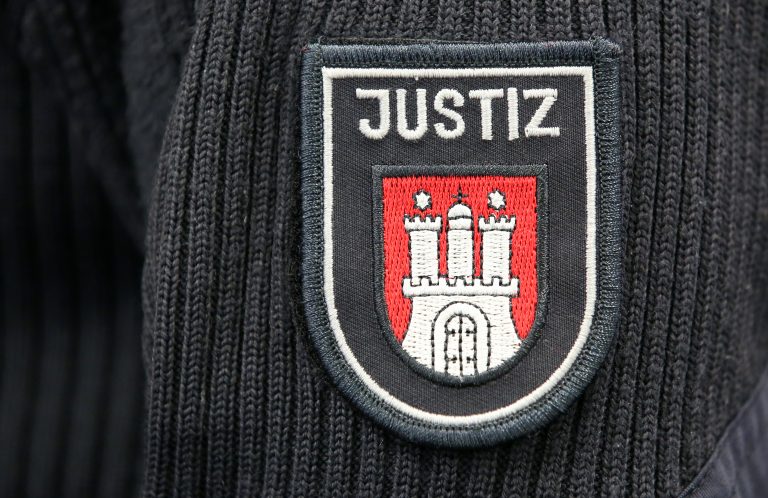 Wappen der Hansestadt Hamburg auf der Uniform eines Justizbeamten Foto: (c) dpa