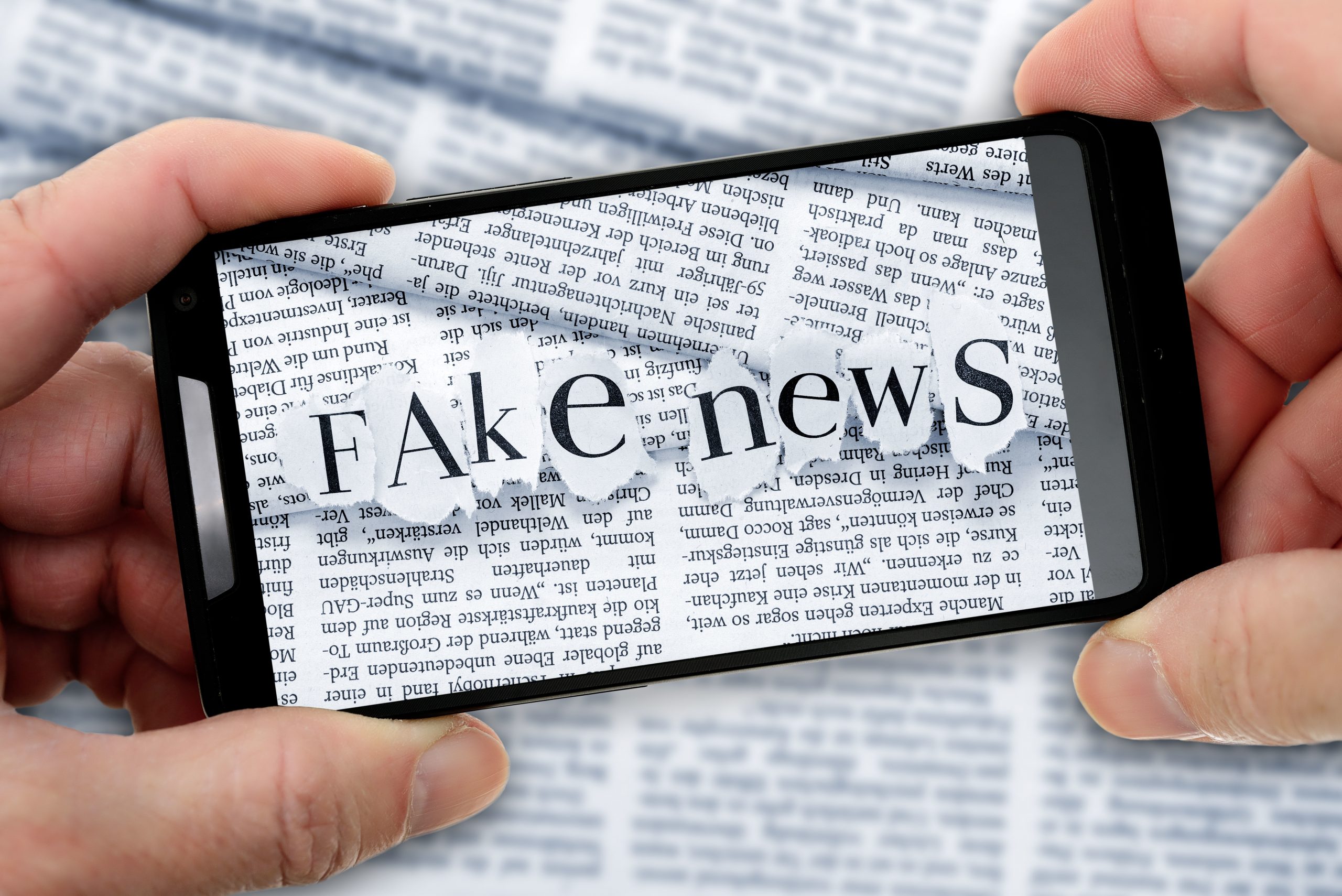Fake News-Schriftzug auf einem Smartphone Foto: picture alliance / dpa