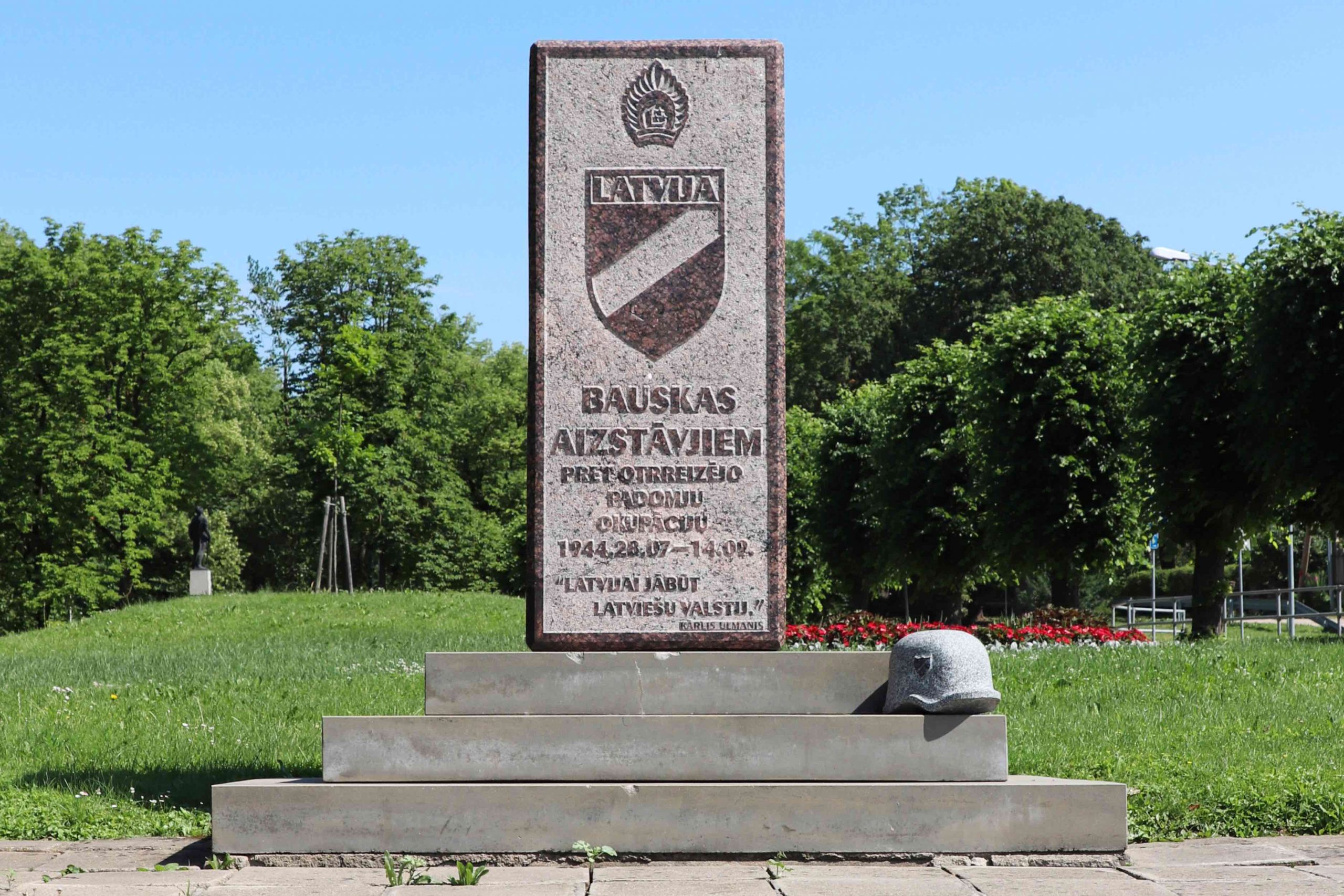 Denkmal für die Verteidiger Bauskas mit dem Emblem der lettischen Armee, darunter der Ärmelschild, der von den Angehörigen der lettischen Waffen-SS getragen wurde Foto: Privat