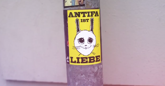 Das Antifa-Plakat bleibt im Video unkommentiert Foto: berlin.de/ba-friedrichshain-kreuzberg Screenshot