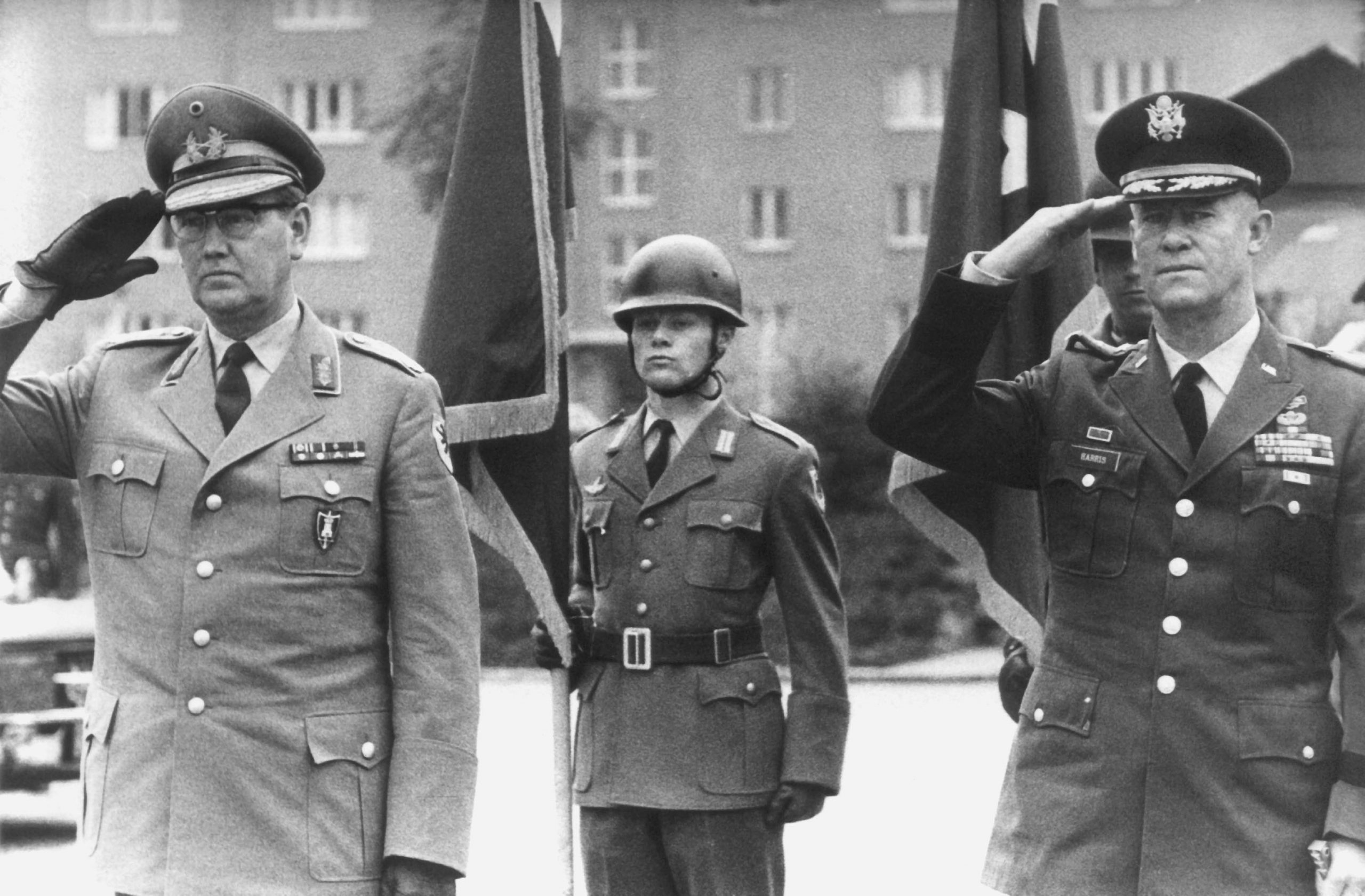General Johann Adolf Graf von Kielmansegg (l) 1963 während seines Antrittsbesuchs als NATO-Oberbefehlshaber der Landstreitkräfte Europa Foto: dpa - Bildarchiv