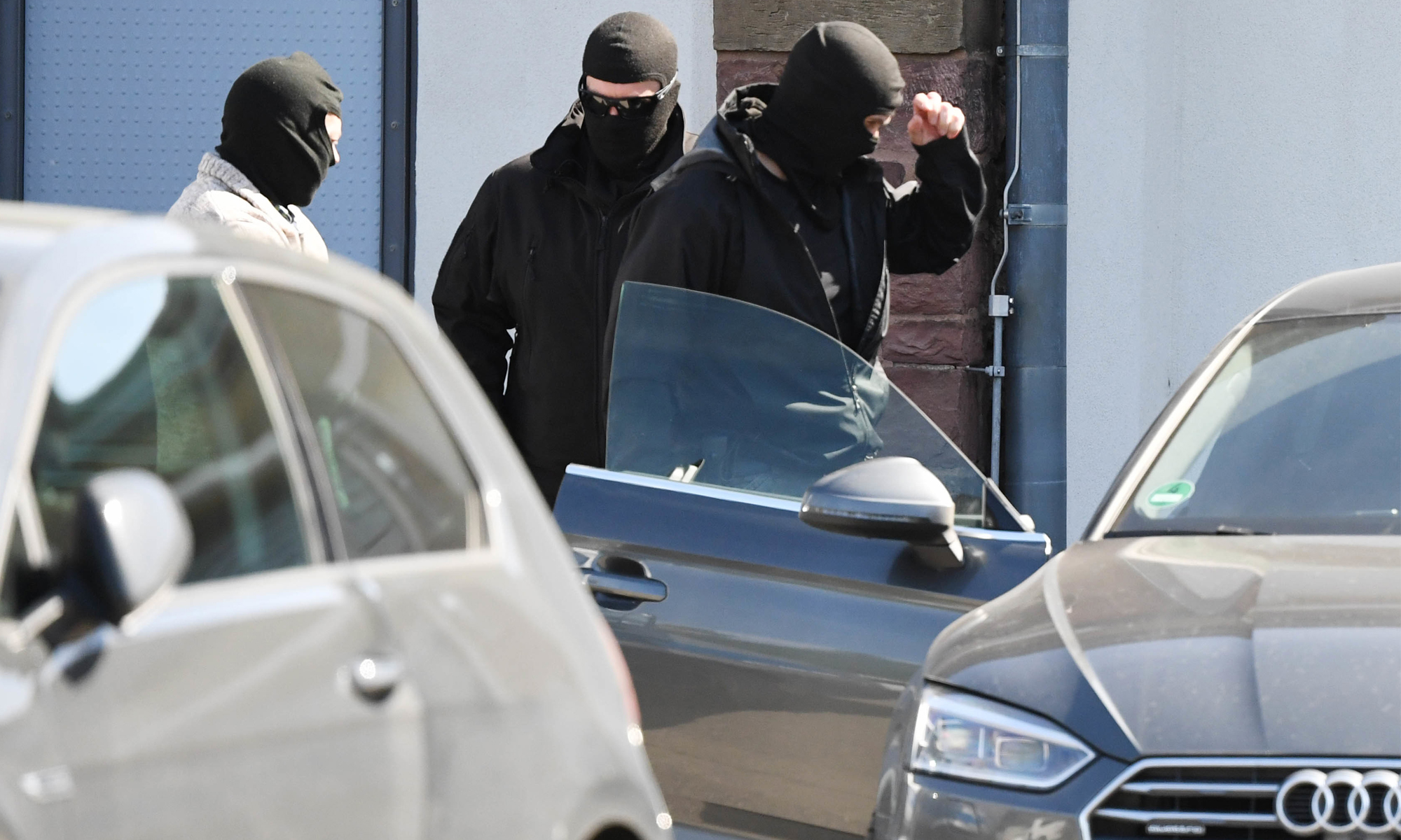 Maskierte Polizisten: Anklage gegen mutmaßlichen IS-Anhänger Foto: picture alliance/Uli Deck/dpa