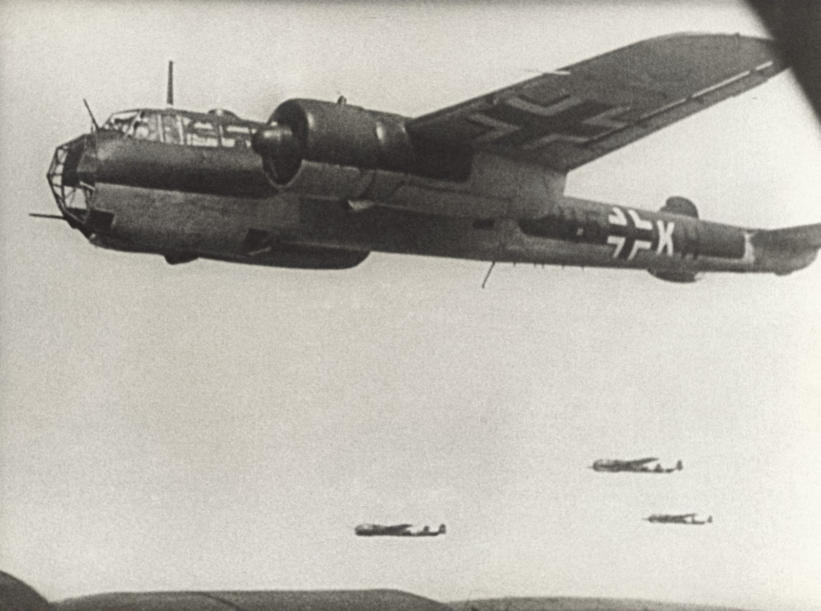 Ein deutscher Bomber vom Typ Dornier Do-17Z fliegt mit weiteren Maschinen in Formation während der Kämpfe über England Foto: picture alliance/Mary Evans Picture Library