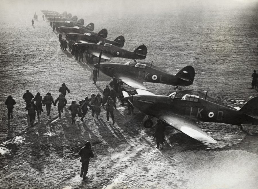 Britische Piloten stürmen zu ihren Hurricane-Jägern Foto: picture alliance/Mary Evans Picture Library 