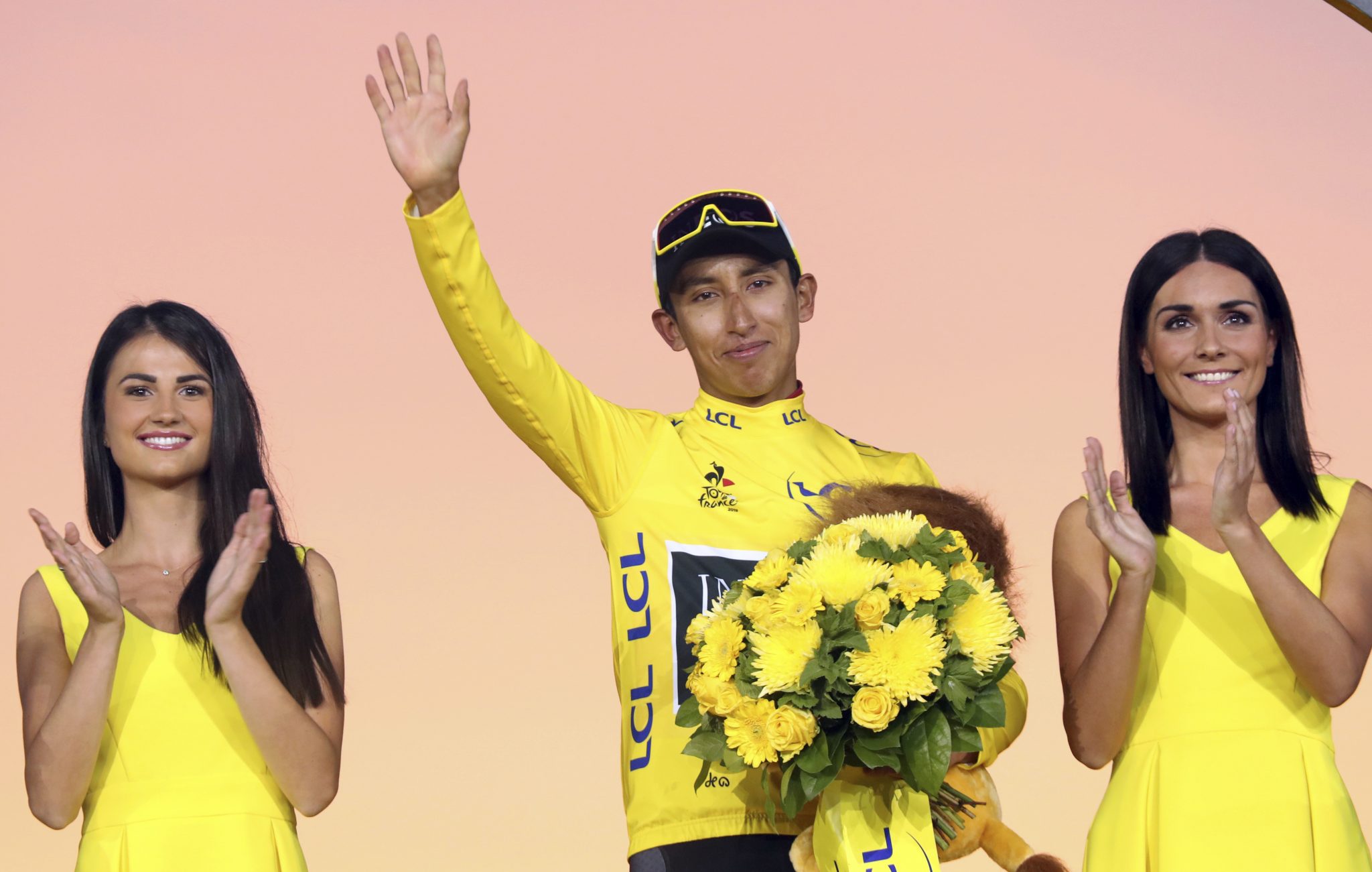 Der Sieger der Tour de France 2019, Egan Bernal,; künftig soll eine Podiumshostess durch einen Mann ersetzt werden Foto: picture alliance / AP Photo