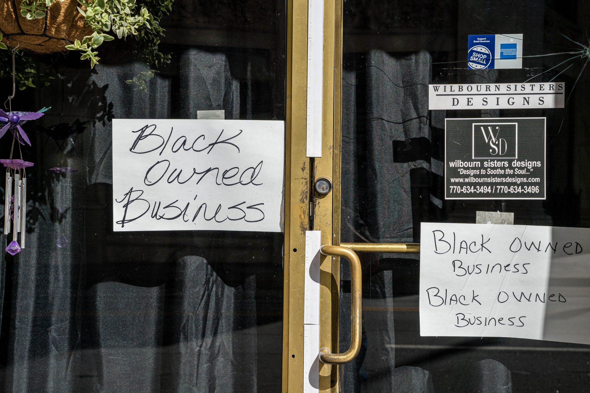 Ein Schild in Atlanta (USA) zeigt während der Unruhen nach dem Tod von George Floyd an, daß der Laden einem Schwarzen gehört Foto: picture alliance / CAP/MPITPA/SS / dpa