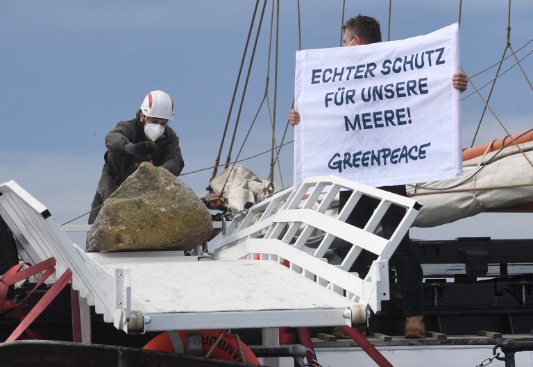 Greenpeace versenkt Granitblöcke vor Rügen