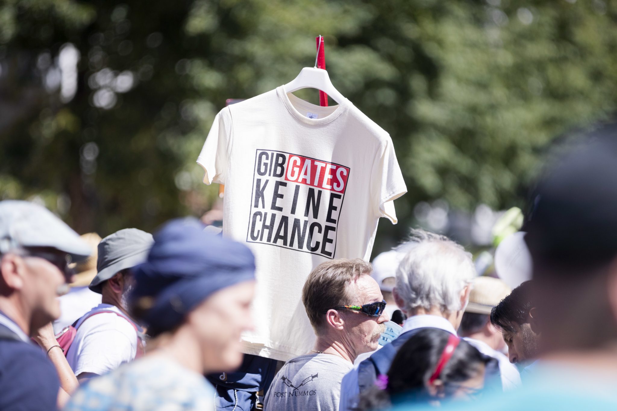 Demonstration gegen Corona-Maßnahmen in Berlin: „Gib Gates keine Chance“ Foto: picture