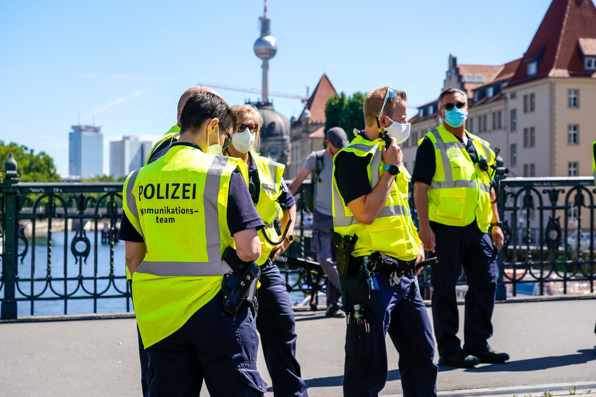 Polizisten bei Corona-Demonstration in Berlin
