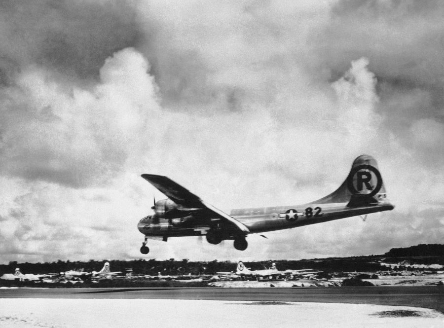 Das US-Flugzeug "Enola Gay" warf die Atombombe über Hiroshima ab Foto: picture alliance / AP Photo 