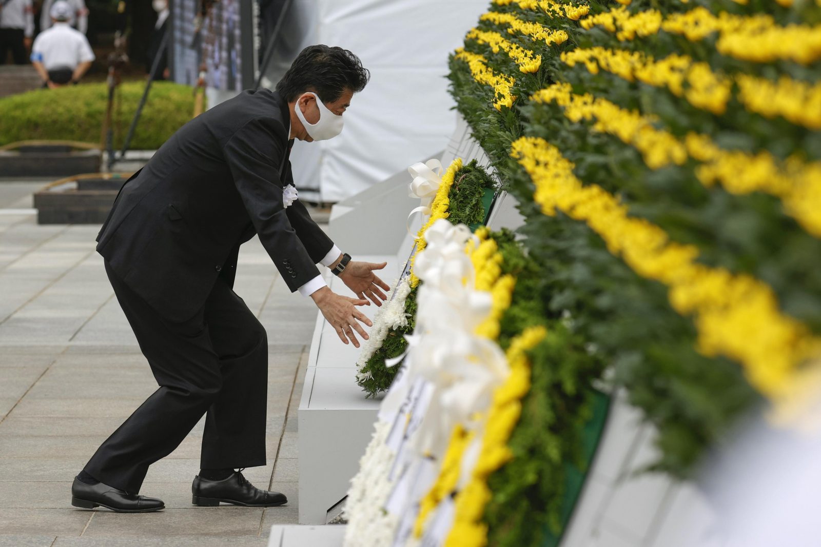 Japans Ministerpräsident Shinzo Abe legt einen Kranz für die Opfer des Atombombenabwurfs auf Hiroshima nieder Foto: picture alliance/Kyodo
