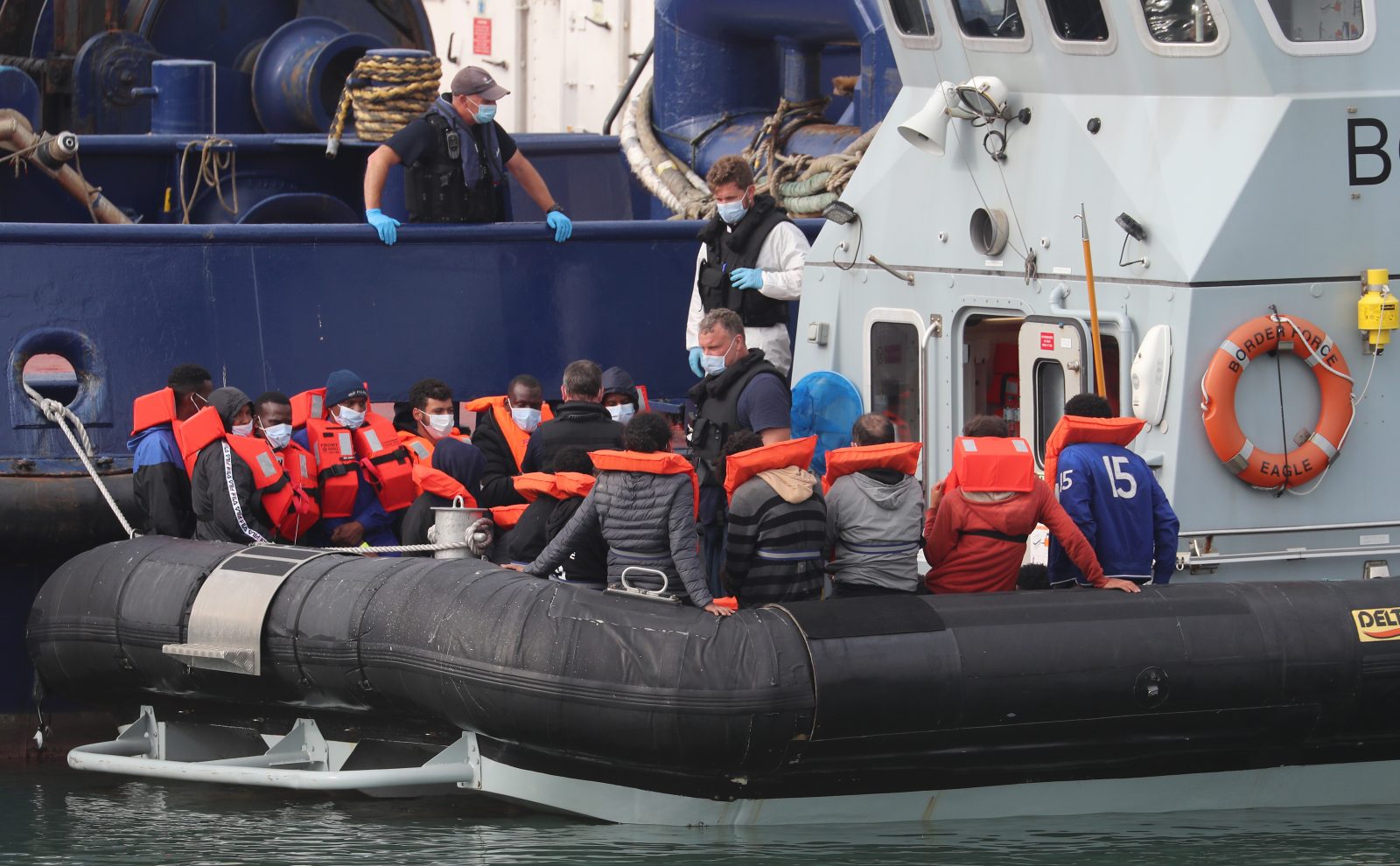 Britische Grenzschützer haben illegale Einwanderer festgesetzt Foto: picture alliance / empics