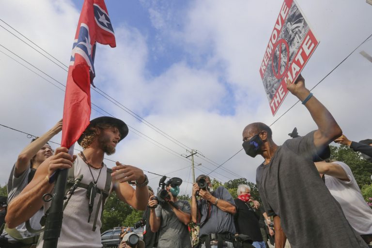 Demonstration in den USA: In dem Land stehen sich die verfeindeten politischen Lager unversöhnlich gegegenüber Foto: picture alliance / newscom