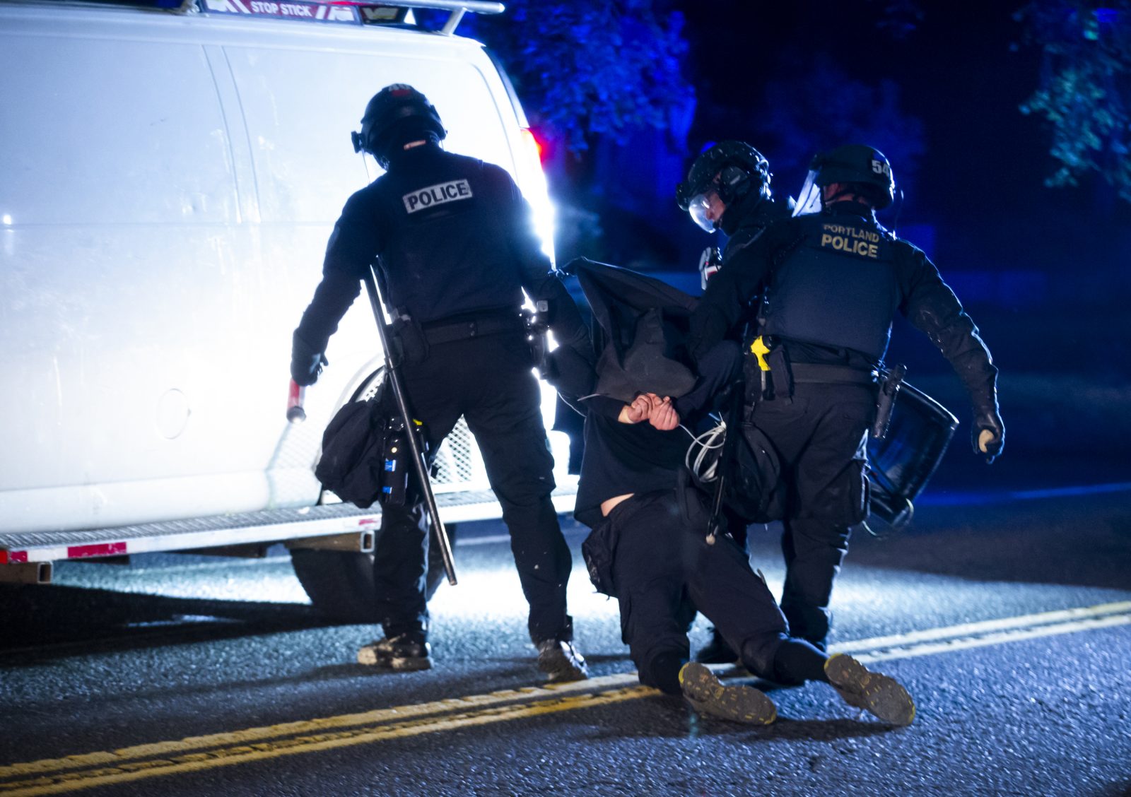 Οι αστυνομικοί οδηγούν έναν συνελήφθησαν ταραχές στο Πόρτλαντ Φωτογραφία: picture alliance / AP Photo