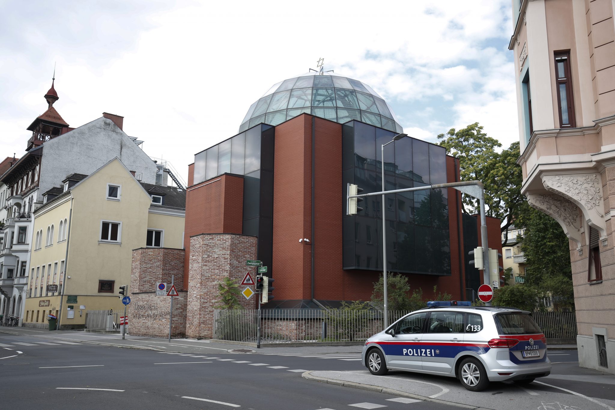 Ein Polizeiauto steht vor der Synagoge in Graz.