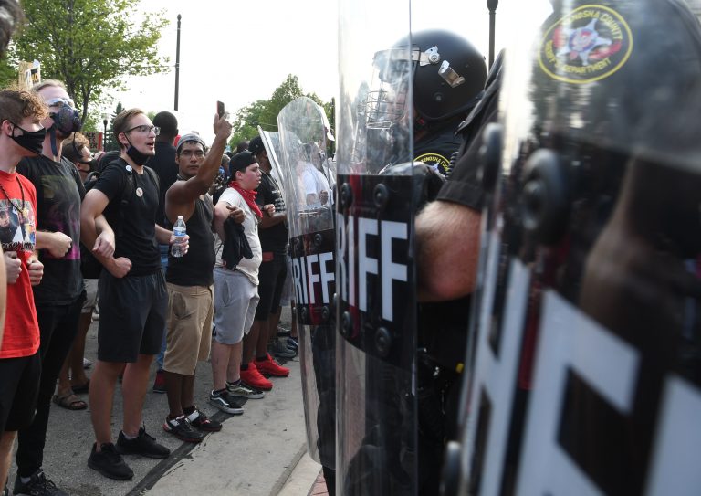 Polizisten und Demonstranten stehen sich in Kenosha im US-Bundesstaat Wisconsin gegenüber Foto: picture alliance/ZUMA Press