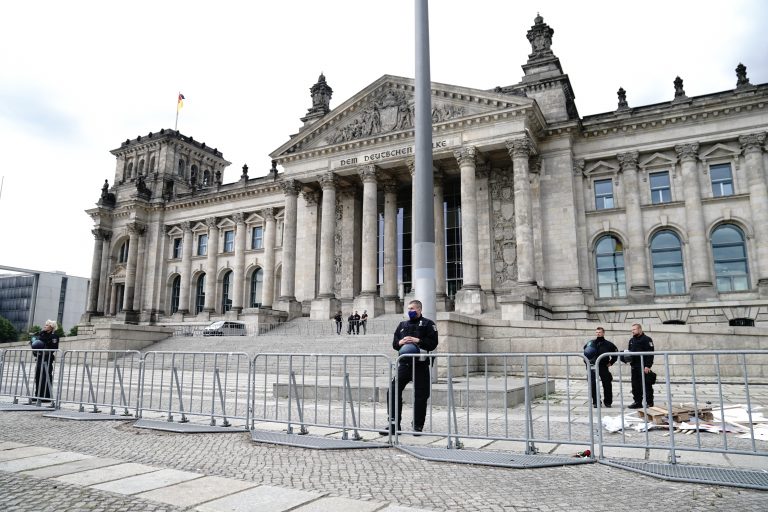 Polizisten bewachen den Reichstag: Nach dem Willen von CSU und Grünen soll eine dauerhafte Bannmeile bestehen Foto: picture alliance/Kay Nietfeld/dpa
