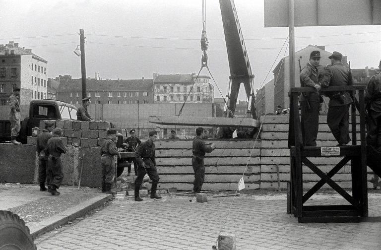 DDR-Volkspolizisten überwachen am 13. August 1961 den Bau der Berliner Mauer Foto: (c) dpa