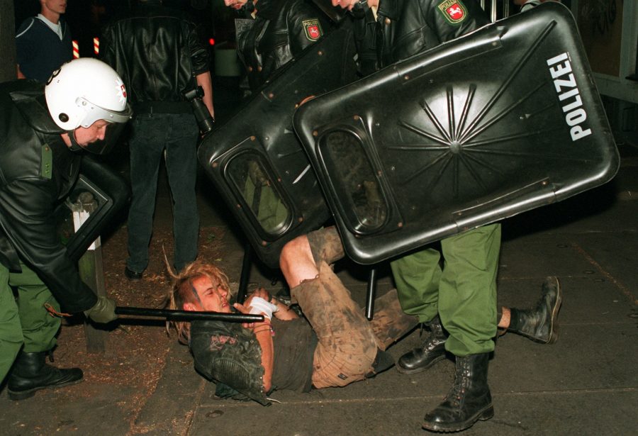 Als die Gewalt eskalierte, ging die Polizei hart gegen die Punks vor Foto: (c) dpa - Fotoreport 