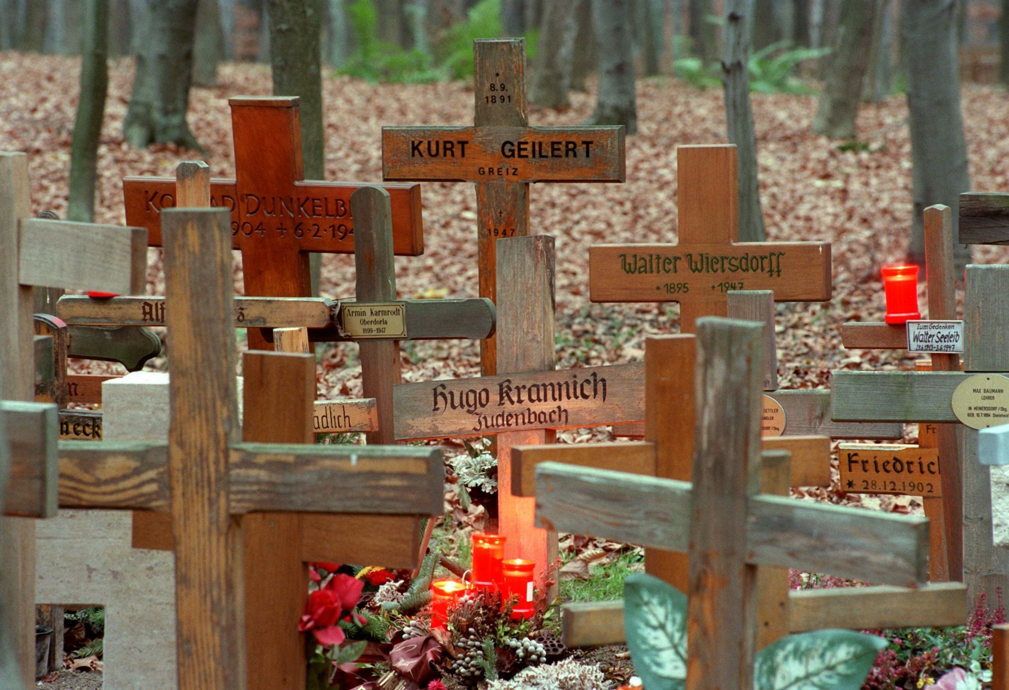 Von Kerzen beleuchtete schlichte Holzkreuze erinnern an die nach 1945 im sogenannten Speziallager Buchenwald ums Leben gekommenen Gefangenen (Archivbild).