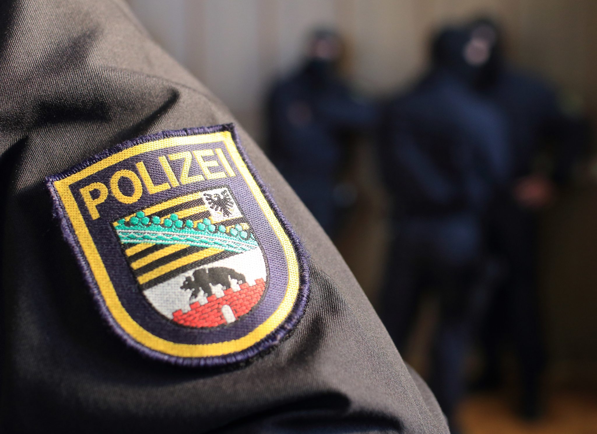 Das Landeswappen von Sachsen-Anhalt auf einer Polizeiuniform Foto: (c) dpa