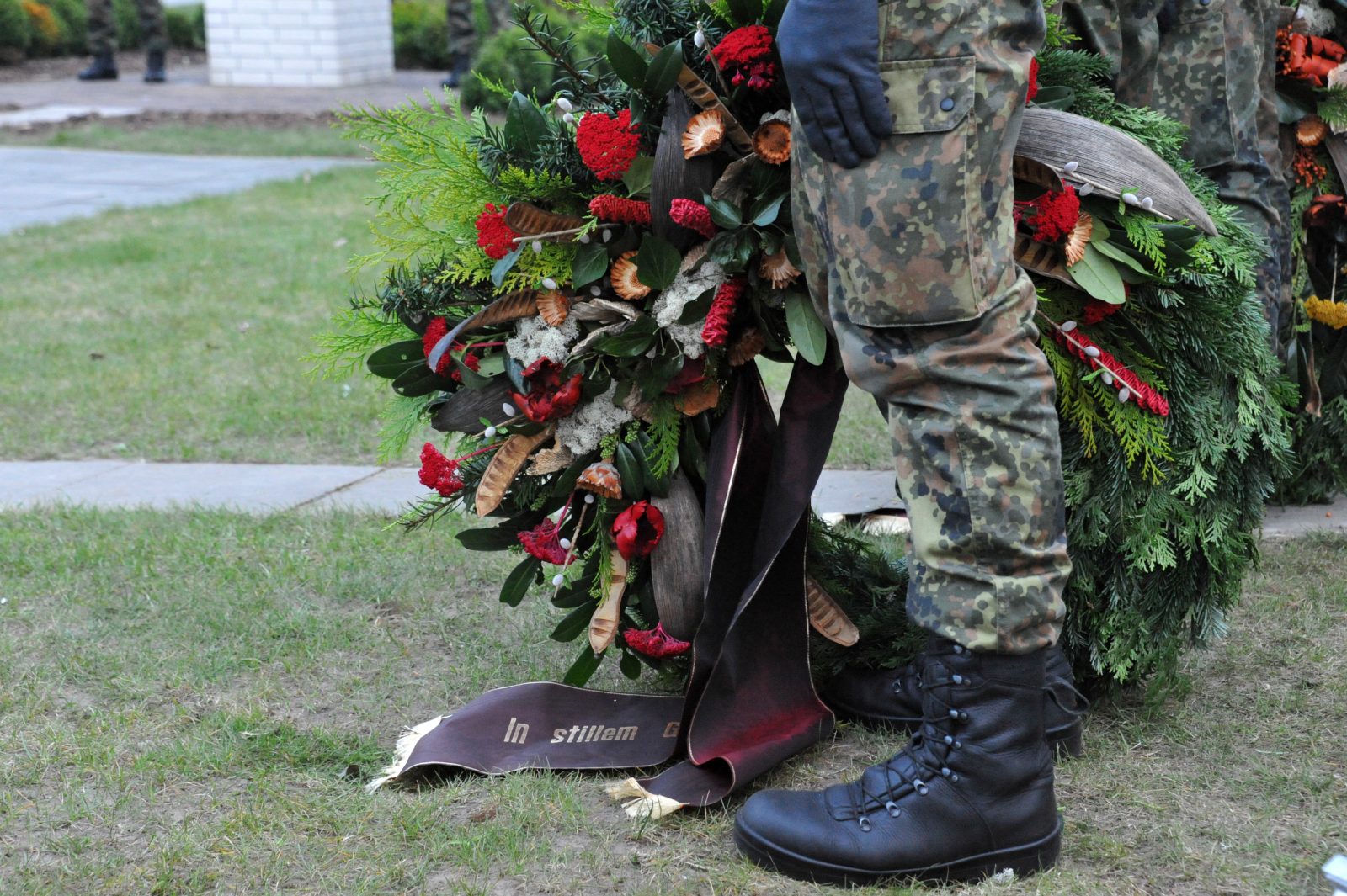 Soldat mit Grabkranz: Mit dem öffentlichen Gedenken an gefallene Bundeswehrsoldaten tut sich die SPD schwer (Symbolbild) Foto: picture alliance