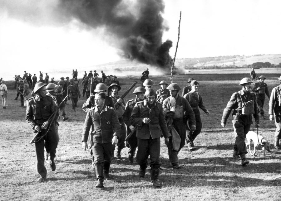 Deutsche Piloten gehen in britische Kriegsgefangenschaft, nachdem sie abgeschossen wurden Foto: (c) dpa - Bildarchiv 
