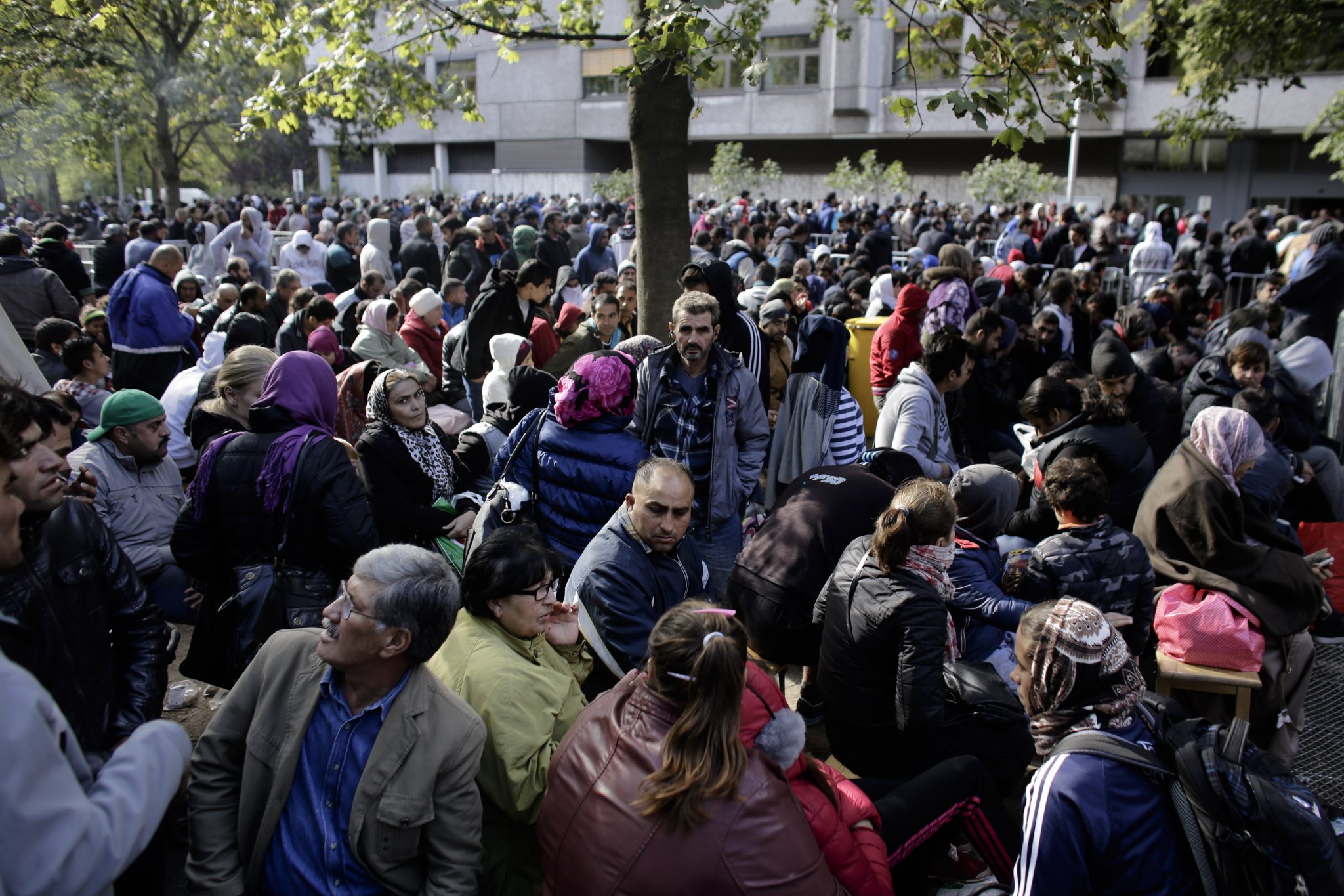 Asylbewerber warten vor dem Berliner Landesamt für Gesundheit und Soziales Foto: picture alliance / AP Photo