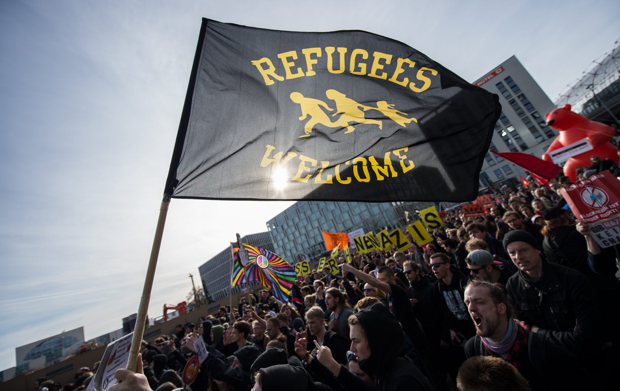 Demonstranten fordern die Aufnahme von Flüchtlingen in Deutschland (Archivbild) Foto: (c) dpa
