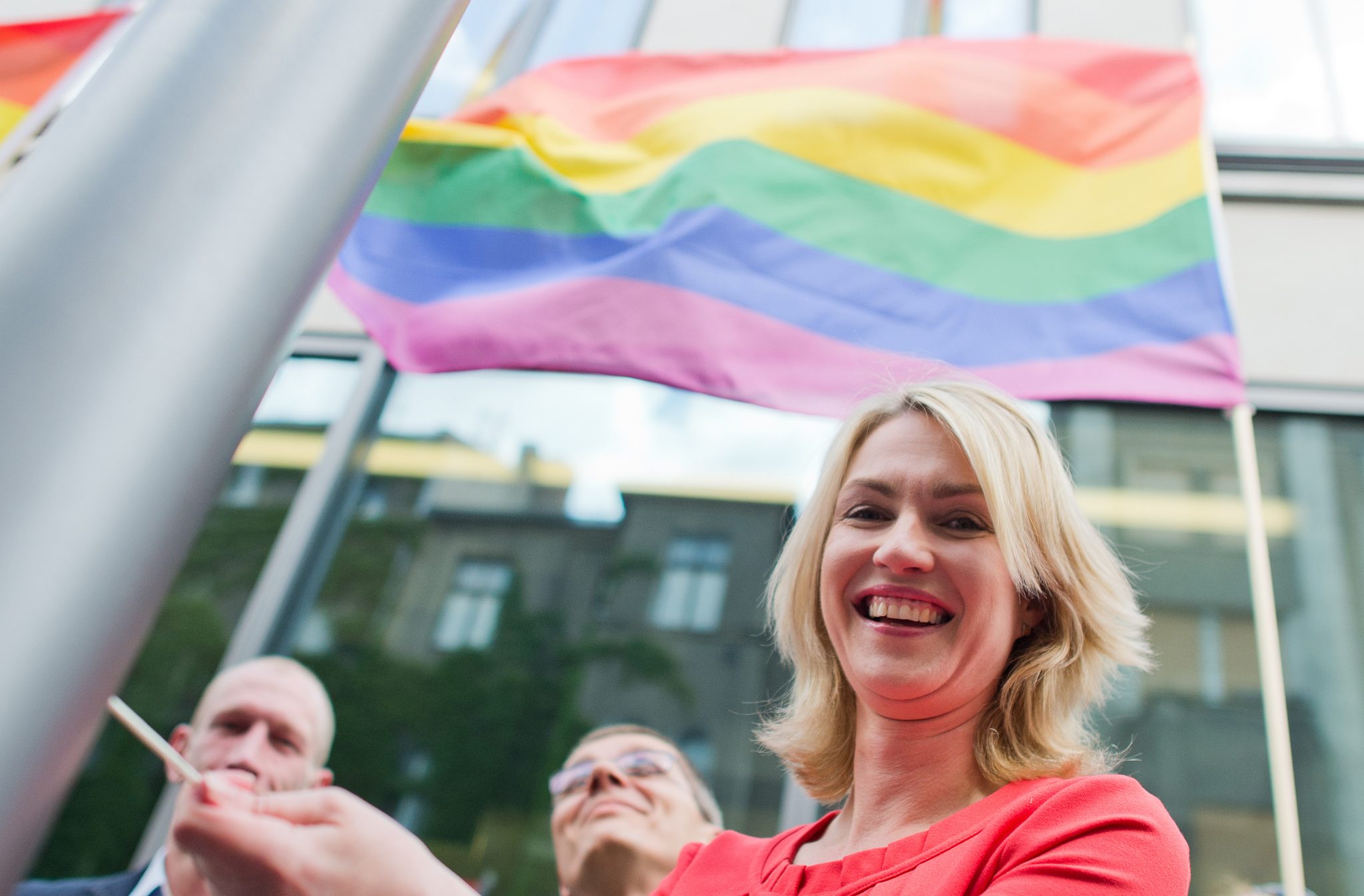 Die damalige Bundesfamilienministerin Manuela Schwesig (SPD) hißt die Regenbogenflagge vor ihrem Amtssitz (Archivbild) Foto: (c) dpa
