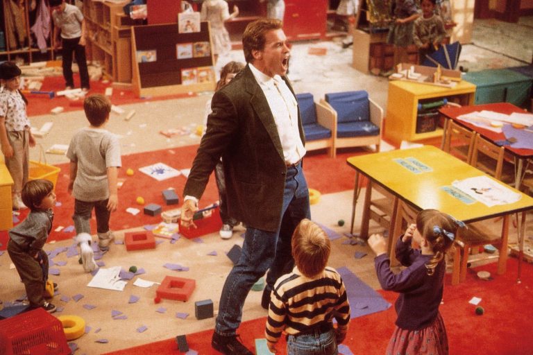 Arnold Schwarzenegger in seiner Rolle als "Kindergarten Cop" im gleichnamigen Film aus dem Jahr 1990 Foto: picture alliance/Everett Collection