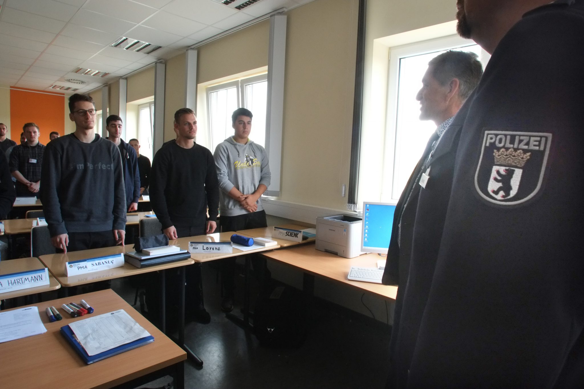 Der Polizeinachwuchs im Klassenraum der Berliner Polizeiakademie Foto: picture-alliance