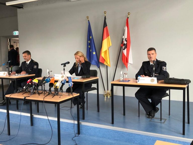 Der Einsatzleiter der Berliner Polizei, Stefan Katte (r.), erklärt während der Pressekonferenz die Pläne der Sicherheitskräfte Foto: JF