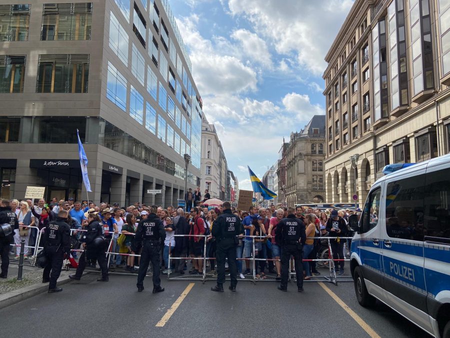 Die Polizei errichtet Sperren, da die Straße Unter den Linden zu voll sei Foto: JF 