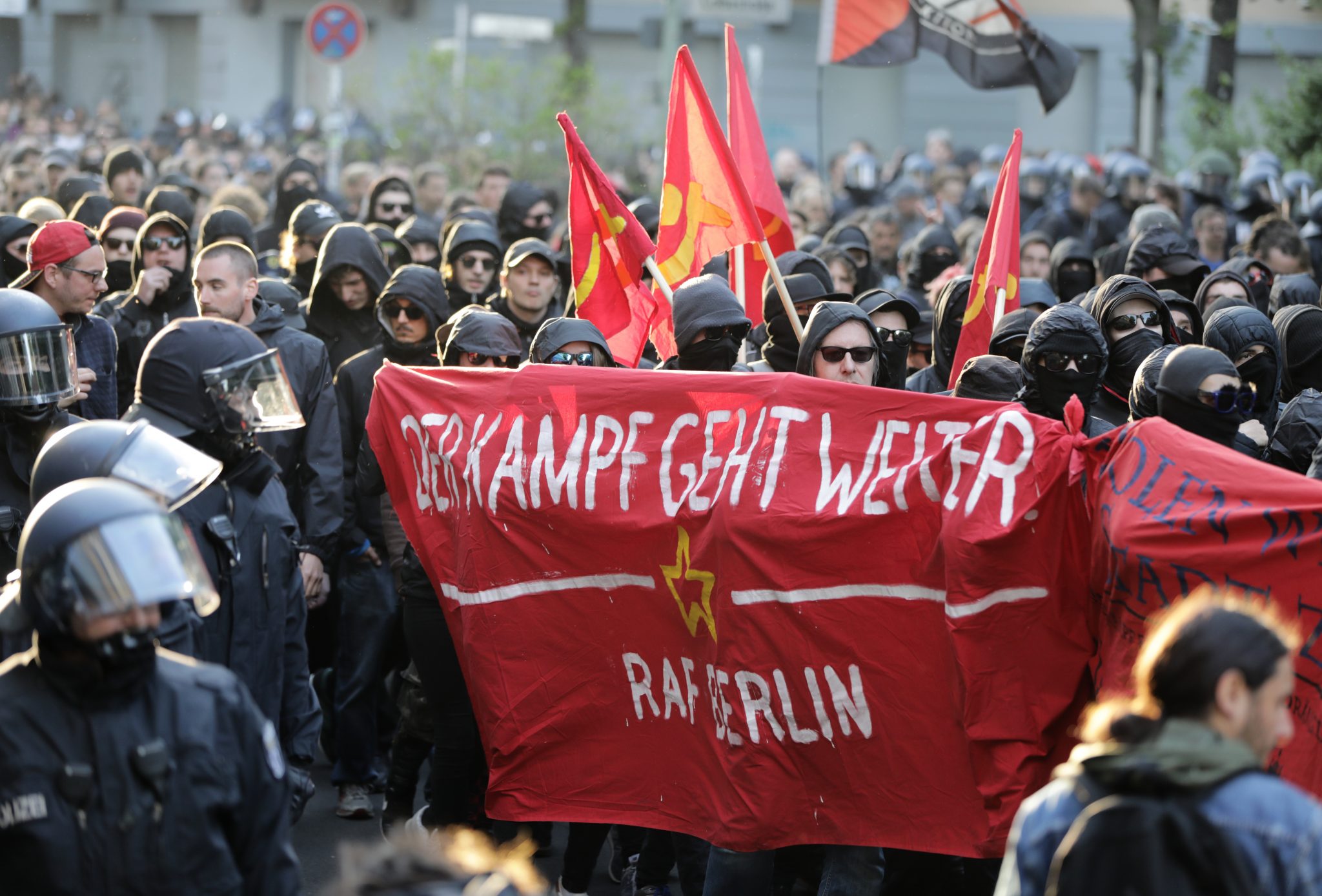 Linksextreme mit "RAF Berlin" Banner: Sympathien für die Terrorgruppe Rote Armee Fraktion Foto: picture alliance/Kay Nietfeld/dpa