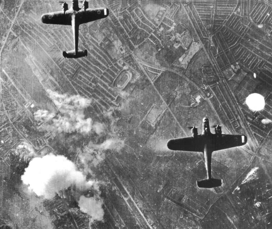 Zwei deutsche Bomber über London während der Luftschlacht um England Foto: picture alliance/Photo12