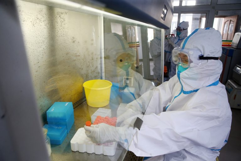 Wissenschaftler in einem chinesischen Labor: Stammt das Coronavirus aus einem Labor? (Symbolbild) Foto: picture alliance/Costfoto
