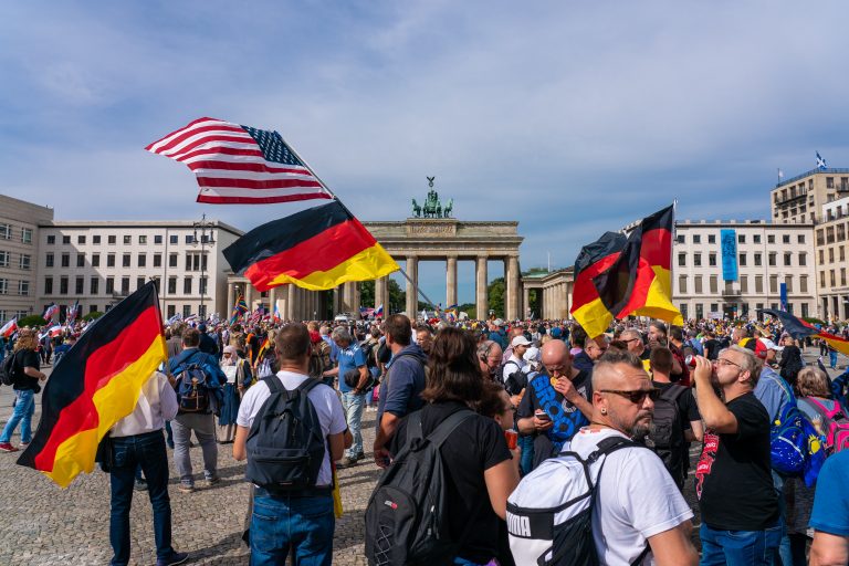 Corona-Proteste in Berlin Ende August: Für Nordrhein-Westfalens Verfassungsschutz sind die Kundgebungen ein "Resonanzboden für Extremisten" Foto: picture alliance/SULUPRESS.DE
