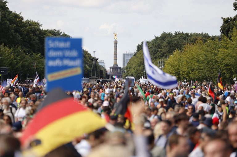 Demonstranten verschiedener Gruppierungen demonstrieren in Berlin gegen die Corona-Maßnahmen.