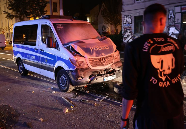 Krawalle in Leipzig: Polizisten attackiert