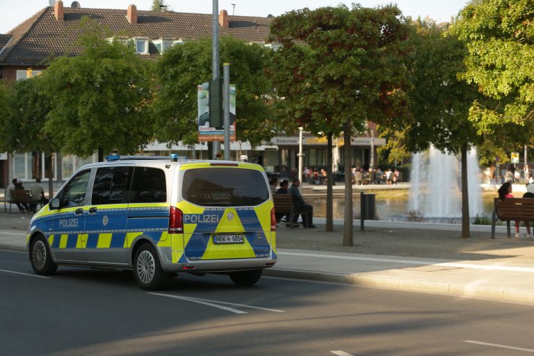 Ein Polizeiwagen fährt durch Stolberg, wo sich die mutmaßlich islamistische Tat ereignete Foto: picture alliance/David Young/dpa