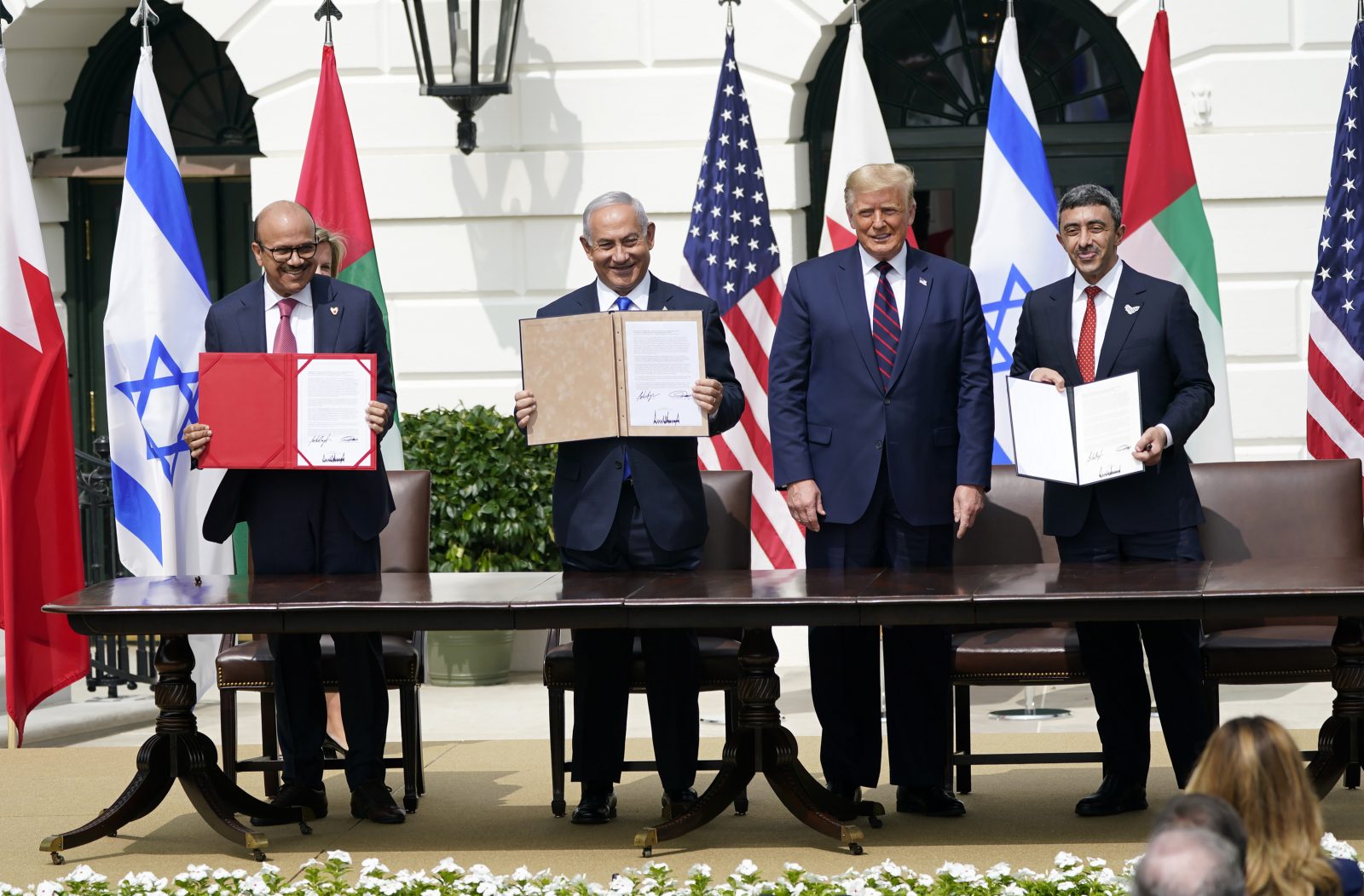 US-Präsident Donald Trump (2.v.r.) präsentiert das Friedensabkommen mit Vertretern von Bahrain, Israel und den Vereinigten Arabischen Emiraten Foto: picture alliance/MediaPunch
